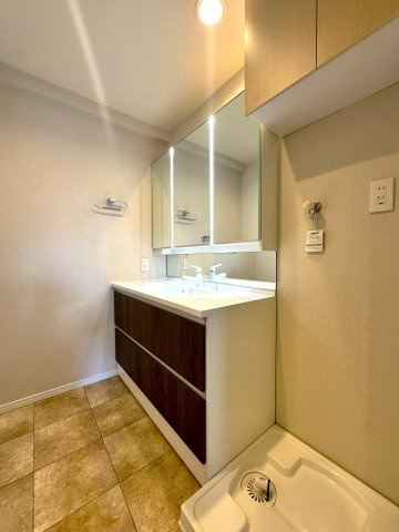 ダイアパレスアビエント亀戸の独立洗面台|明るい洗面スペースは、使いやすさを徹底的に追求した設計です。忙しい朝も快適に自然と笑顔がこぼれる心地よいひとときを叶えます。毎日の身支度がスムーズに整う、家族みんなに優しい空間です。