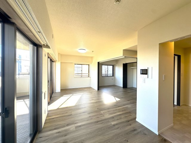 ダイアパレスアビエント亀戸の居間・リビング|落ち着いた品格ある内装と広々としたゆとりの空間が融合したリビングは、家族の安らぎの場となり、食事や団らんの時間を一層豊かに彩ります。