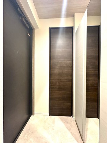 ダイアパレスアビエント亀戸の玄関|落ち着いたデザインと広々とした空間が調和する玄関は、住まう人を温かく迎え入れます。毎日の出発と帰宅を心地よく包み込み、日常に上質なひとときをもたらしてくれる場所です。