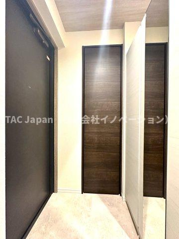 ダイアパレスアビエント亀戸の玄関|落ち着いたデザインと広々とした空間が調和する玄関は、住まう人を温かく迎え入れます。毎日の出発と帰宅を心地よく包み込み、日常に上質なひとときをもたらしてくれる場所です。