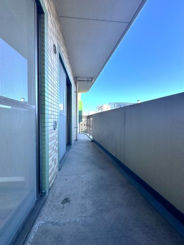 ダイアパレスアビエント亀戸のバルコニー|そよぐ風と広がる空が心地よく包み込み、日々の疲れをやさしく癒すバルコニー。朝の爽やかな光を浴び、夕暮れの穏やかな色合いに心がほどける、くつろぎのひとときをお届けします。