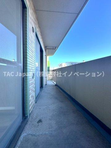 ダイアパレスアビエント亀戸のバルコニー|そよぐ風と広がる空が心地よく包み込み、日々の疲れをやさしく癒すバルコニー。朝の爽やかな光を浴び、夕暮れの穏やかな色合いに心がほどける、くつろぎのひとときをお届けします。