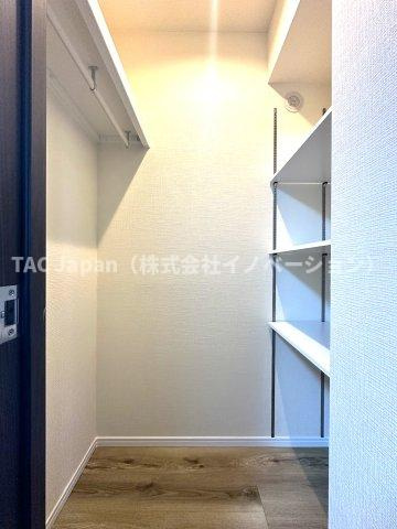 ダイアパレスアビエント亀戸の収納|収納力抜群のウォークインクローゼットが、お部屋をいつもすっきりと整えてくれます。見た目も美しく、生活感を上手に隠しながら、快適で居心地の良い空間を実現。日々の暮らしをもっと豊かに彩ります。