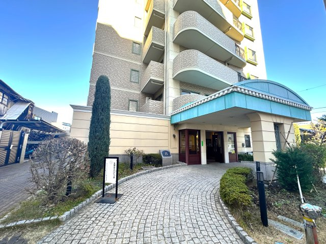 ダイアパレスアビエント亀戸|落ち着いた上質感あふれるエントランスが、家族の帰宅を温かく包み込みます。毎日の生活に安心感と特別な安らぎをもたらし、住まう方の心にゆとりと豊かさをもたらします。