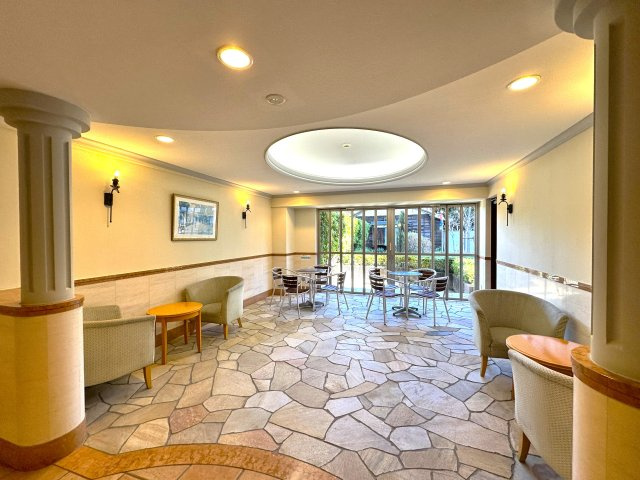 ダイアパレスアビエント亀戸のその他共用部分|訪れる人の足取りを自然とやわらげる、美しく整えられたロビー。洗練されたデザインと落ち着きが調和し、この空間が上質な暮らしの期待感を静かに高めてくれます。