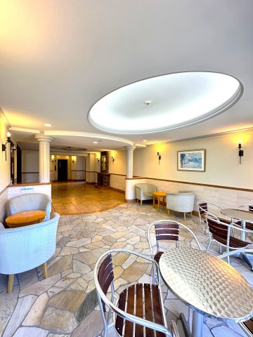 ダイアパレスアビエント亀戸のその他共用部分|上質なラウンジのように洗練されたロビーは、暮らしに“ささやかな特別感”をもたらす場所です。ここから始まる毎日には、静かな自信と豊かな時間が息づいています。