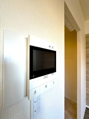 ダイアパレスアビエント亀戸の防犯設備|リビングから来訪者の姿をしっかり確認できるモニター付きインターホンは、防犯性はもちろん、急な来客にも安心して対応できる心強い設備。ご家族の安全と安心な暮らしをそっと支えてくれます。