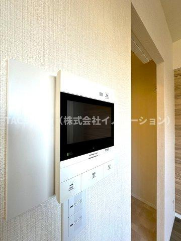 ダイアパレスアビエント亀戸の防犯設備|リビングから来訪者の姿をしっかり確認できるモニター付きインターホンは、防犯性はもちろん、急な来客にも安心して対応できる心強い設備。ご家族の安全と安心な暮らしをそっと支えてくれます。
