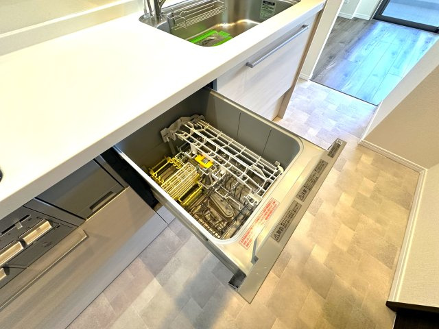 ダイアパレスアビエント亀戸のキッチン|面倒な後片付けは食洗機におまかせ。空いた時間には、ソファでテレビを観ながらゆったりひと息。家事の負担を減らして、毎日に小さな余裕と心地よさをもたらします。