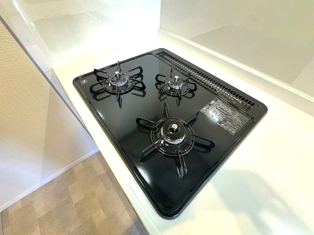 ダイアパレスアビエント亀戸のキッチン|3口ガスコンロで、同時調理もスムーズに進み、時間を有効に使えるのがうれしいポイント。炒め物、煮込み、汁物など、複数の料理を一度に作れるので、忙しい朝や夕食の準備も効率よく進みます。