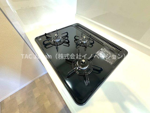 ダイアパレスアビエント亀戸のキッチン|3口ガスコンロで、同時調理もスムーズに進み、時間を有効に使えるのがうれしいポイント。炒め物、煮込み、汁物など、複数の料理を一度に作れるので、忙しい朝や夕食の準備も効率よく進みます。
