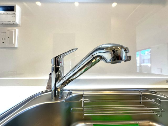 ダイアパレスアビエント亀戸のキッチン|浄水機能付きの水栓は、安心でおいしい水がすぐ使える便利な設備。ハンドシャワーで使い勝手もよく、毎日の家事が快適になります。使い勝手と衛生面を両立した設計が、毎日の家事に小さな心地よさと楽しさをプラス。