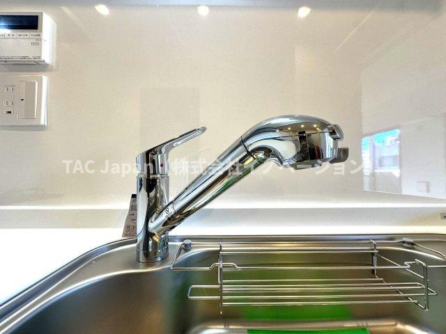 ダイアパレスアビエント亀戸のキッチン|浄水機能付きの水栓は、安心でおいしい水がすぐ使える便利な設備。ハンドシャワーで使い勝手もよく、毎日の家事が快適になります。使い勝手と衛生面を両立した設計が、毎日の家事に小さな心地よさと楽しさをプラス。