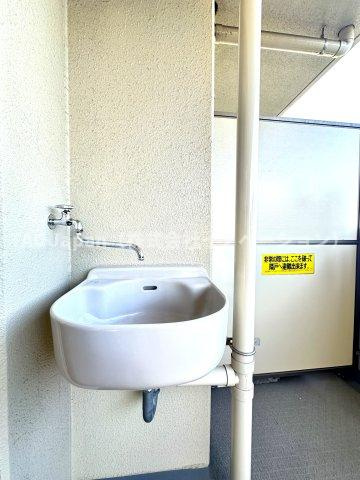 ダイアパレスアビエント亀戸のバルコニー|バルコニーにはスロップシンクを備え、日常の利便性にも配慮しています。