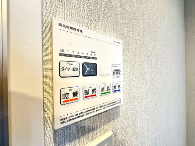 ダイアパレスアビエント亀戸の冷暖房・空調設備|雨の日や花粉の季節も、浴室が頼れる乾燥スペースに早変わり。さらに暖房機能付きで、冬場のヒートショック対策にも配慮。清潔さと快適さを両立する、うれしい設備です。