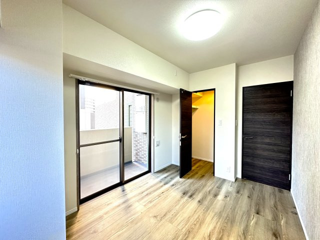 ダイアパレスアビエント亀戸の洋室|ふと深呼吸したくなるほどの開放感と穏やかな落ち着きが共存する洋室。お気に入りの家具や雑貨を飾れば、自分だけの“心地よさ”が自然と広がる特別な空間です。