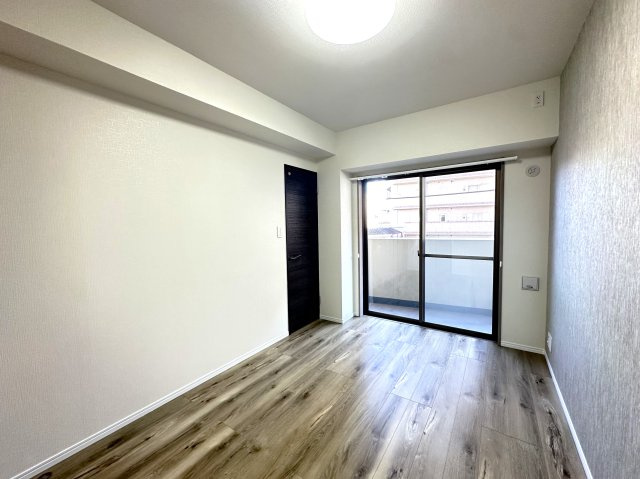 ダイアパレスアビエント亀戸の洋室|明るさと落ち着きを兼ね備えた洋室。大きな窓から差し込む自然光が、心をやさしく満たしてくれる穏やかなプライベート空間です。