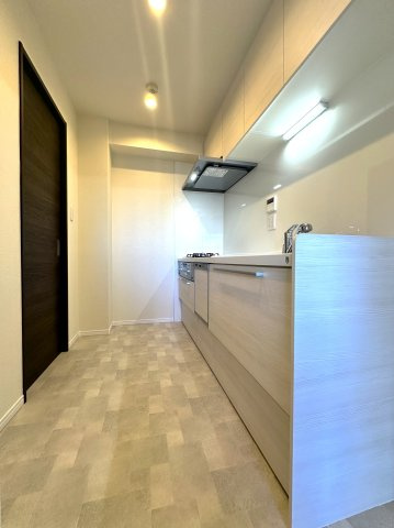 ダイアパレスアビエント亀戸のキッチン|毎日の料理が楽しくなる、機能的でスタイリッシュなキッチン。収納も豊富で、すっきりとした空間を保ちながら、家族との会話が自然と生まれる心地よい場所です。