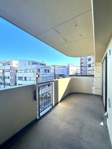 ダイアパレスアビエント亀戸のバルコニー|やわらかな風がそっと頬をなで、空の広がりが日常を包み込むバルコニー。朝の光に目を細めたり、夕暮れの空にひと息ついたり──心がほどけるひとときが、ここにはあります。