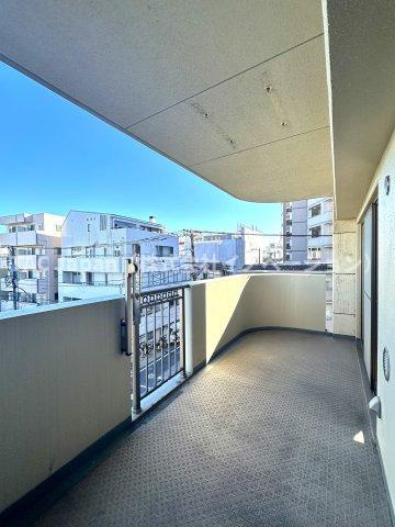 ダイアパレスアビエント亀戸のバルコニー|やわらかな風がそっと頬をなで、空の広がりが日常を包み込むバルコニー。朝の光に目を細めたり、夕暮れの空にひと息ついたり──心がほどけるひとときが、ここにはあります。