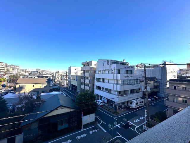 ダイアパレスアビエント亀戸の展望|窓越しに広がる風景が、暮らしのリズムに優しく寄り添います。空の移ろい、そよぐ風、遠くの街灯りが日常に静かな豊かさと安らぎをもたらしてくれます。