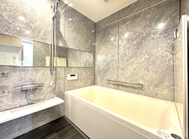 ダイアパレスアビエント亀戸の浴室|家族みんなの疲れをやさしく包み込む、広々とした癒しのバスルーム。ゆったりとくつろげる空間で、日々のストレスもすっと解きほぐされる、心身ともにリラックスできるひとときをお届けします。