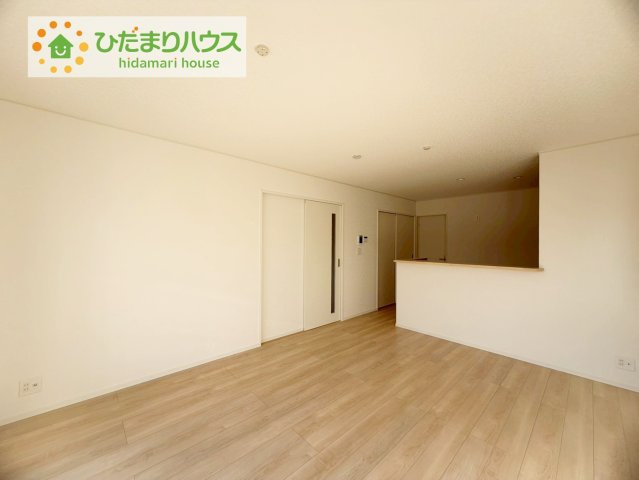 郡山市日和田　第23　2号棟の居間・リビング|リビング大きな窓からは、暖かな日の光が降り注ぎます・・・