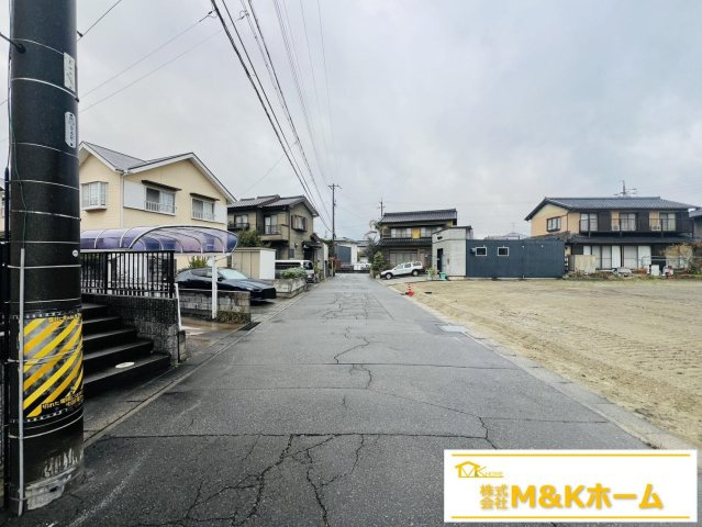 半田市瑞穂町7丁目　全4棟　1号棟の前面道路含む現地写真|R7.12.4撮影　前道約6ｍ！