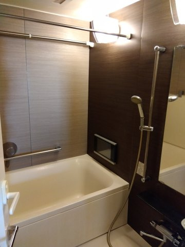 レーベン富士青葉通りプレジデンスタワー　富士市青島町の浴室|シンプルで使い勝手の良いお風呂です。ブラウンのタイルがアクセントになっています。