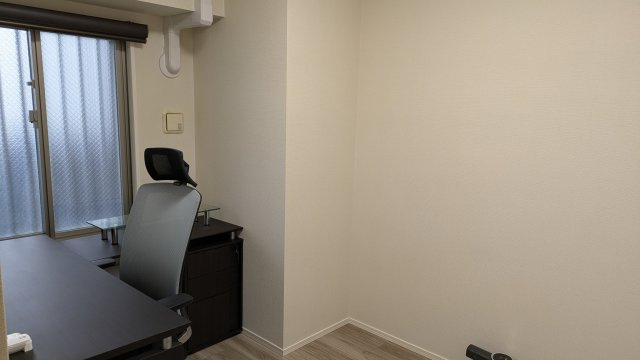 レーベン富士青葉通りプレジデンスタワー　富士市青島町の洋室|寝室や仕事部屋など使い勝手の良い広さの洋室です。窓があるのが嬉しいですね。