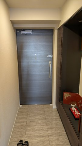 レーベン富士青葉通りプレジデンスタワー　富士市青島町の玄関|備え付けのシューズボックスがあるので収納がたっぷりあります。靴をしまって玄関をすっきりと使えます。
