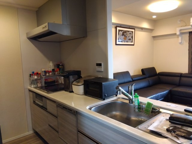 レーベン富士青葉通りプレジデンスタワー　富士市青島町のキッチン|カウンターキッチンなので会話をしながら楽しくお料理出来そうですね。