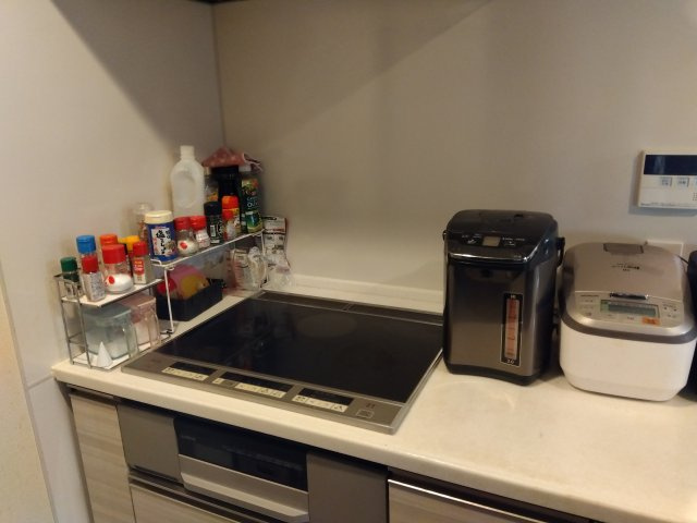 レーベン富士青葉通りプレジデンスタワー　富士市青島町のキッチン|ＩＨクッキンヒーターで火を使わないので安全です。調理スペースが広いのでお料理もはかどります。