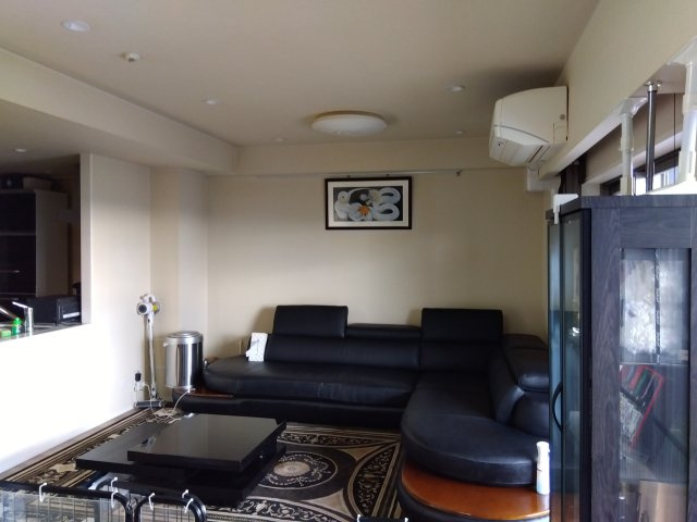 レーベン富士青葉通りプレジデンスタワー　富士市青島町の居間・リビング|大きい窓から入るたっぷりの日差しが嬉しいですね。心地よい空間を演出してくれます。