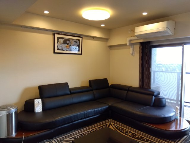 レーベン富士青葉通りプレジデンスタワー　富士市青島町の居間・リビング|大きい窓があるので明るい空間でのびのびと生活できます。家族が自然に集まるような広さのリビングです。