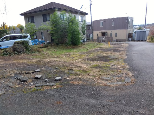 売土地　富士市大淵の前面道路含む現地写真|角地なので風通し良好で解放感があります。2方向からのアクセスが可能で、お車の出入りがスムーズです。