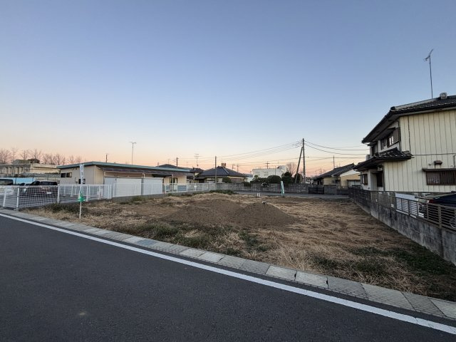 【前面道路含む現地写真】 | 【館林市新宿第3期　現地外観】
※令和8年1月時点