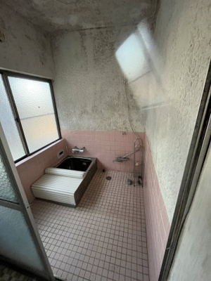 【浴室】 | 倉庫付き住宅　牧之原市大寄 | 浴室には窓があります