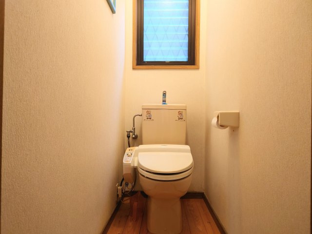 売中古戸建　静岡市清水区神田町のトイレ|トイレには窓もあり、換気、採光の心配はありません！