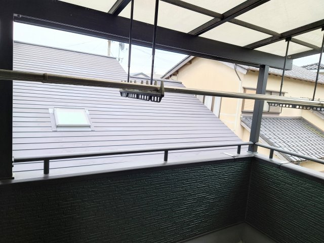 売中古戸建　静岡市清水区神田町のバルコニー|バルコニーには雨よけの屋根がついていて、急な雨にも安心！