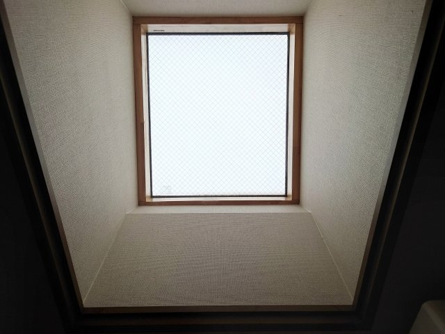 売中古戸建　静岡市清水区神田町の洋室|天窓、自然な優しい光が、一日の始まりをお知らせしてくれます♪