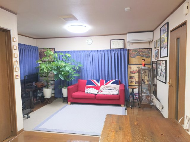 売中古戸建　静岡市清水区神田町の居間・リビング|リビングの壁２面に大きな窓があります！