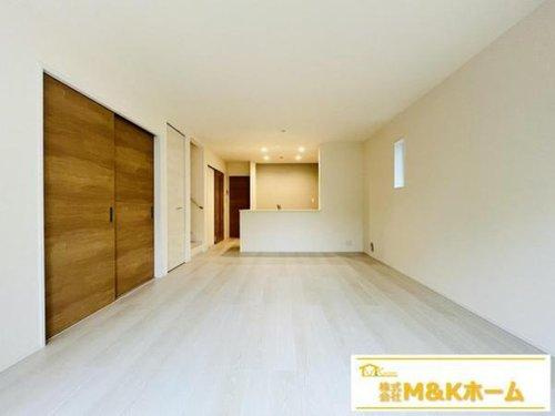 知多市八幡字堀切　全3棟　1号棟の居間・リビング|LDK17帖　リビングイン階段☆