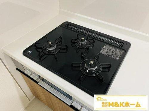 知多市八幡字堀切　全3棟　1号棟の内装|便利な三口コンロ♪