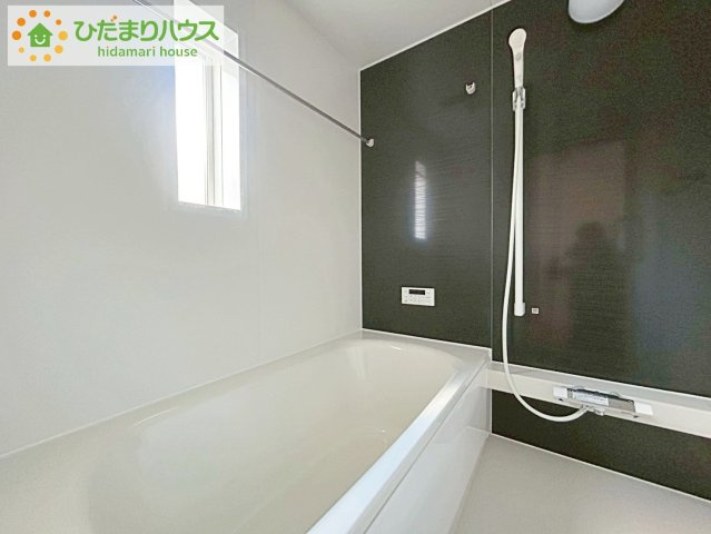 郡山市田村町金屋第5　新築戸建　2号棟の浴室|"何歳まで一緒に入ってくれるだろうか・・・。
広いお風呂は、お子様と一緒に入るバスタイムがより楽しくなります。"