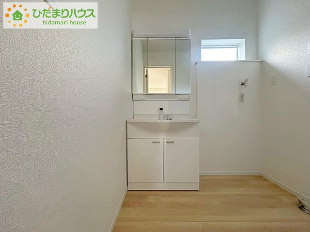 郡山市田村町金屋第5　新築戸建　2号棟の独立洗面台|三面鏡の大きな鏡は憧れます(^^♪ 鏡の後ろは収納となっていて、細かいものでも収納できるのでスッキリと整理できます！