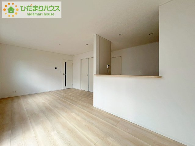 郡山市田村町金屋第5　新築戸建　2号棟の居間・リビング|リビング大きな窓からは、暖かな日の光が降り注ぎます・・・