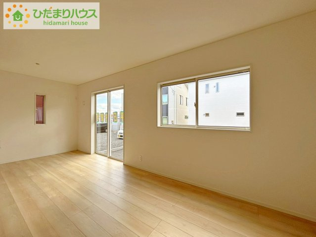 郡山市田村町金屋第5　新築戸建　2号棟の居間・リビング|お子様が元気に遊べる広々としたリビングです。