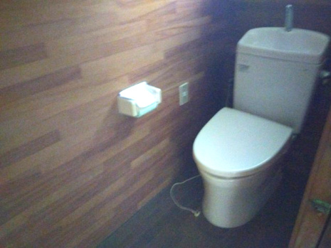 売中古戸建　富士市比奈のトイレ|トイレには窓があり明るい室内です。シンプルで使い勝手のよいトイレです。