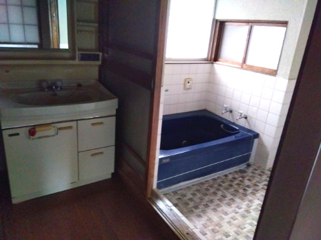 売中古戸建　富士市比奈の独立洗面台|独立洗面台があるので収納スペースも多くあります。鏡もあるので朝の支度にも便利です。